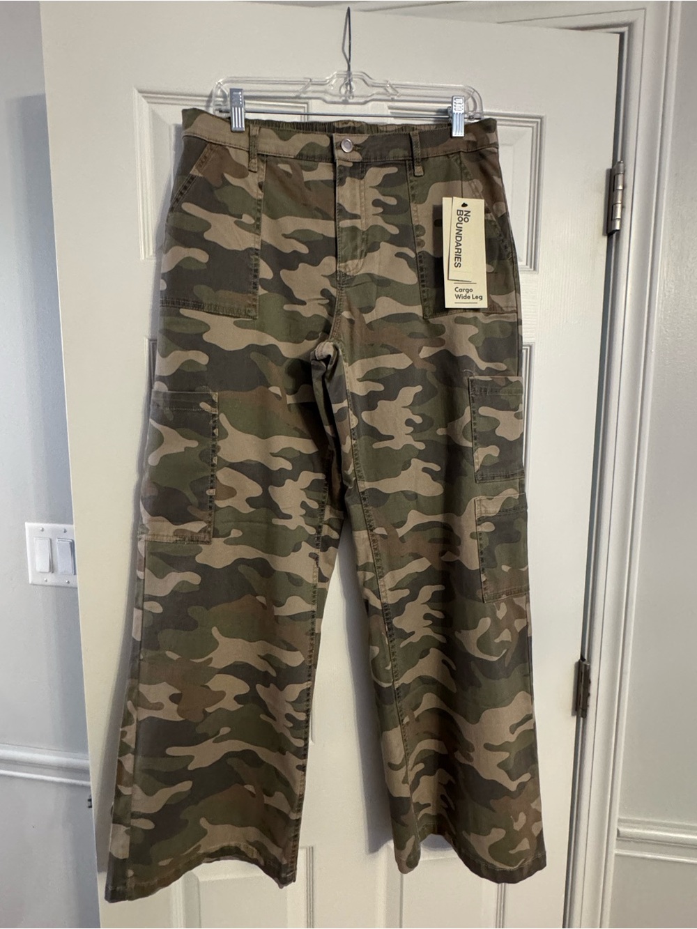 No Boundaries Camouflage Wide-Leg Cargo Pants - Green/Brown